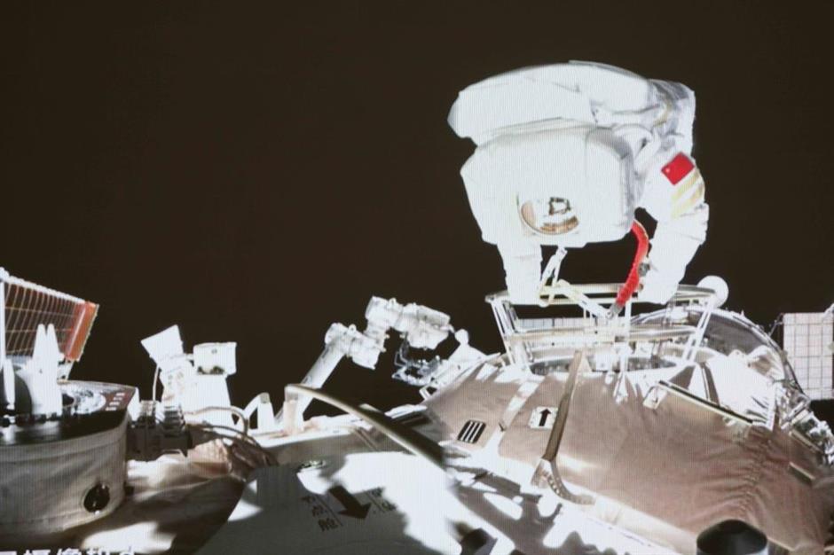 Screen image taken at Beijing Aerospace Control Center on November 7, 2021 shows Chinese taikonaut Wang Yaping conducting extravehicular activities out of the space station core module Tianhe. (Xinhua) Screen image taken at Beijing Aerospace Control Center on November 7, 2021 shows Chinese taikonaut Wang Yaping conducting extravehicular activities out of the space station core module Tianhe. (Xinhua)