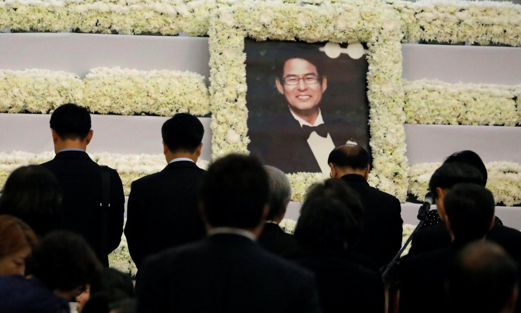 South Korean nationals pay their respect during a memorial service for their compatriot Jee Ick-Joo, who was allegedly killed by policemen inside the Camp Crame police camp in Quezon city Metro Manila, Philippines February 6, 2017. REUTERS/Erik De Castro 