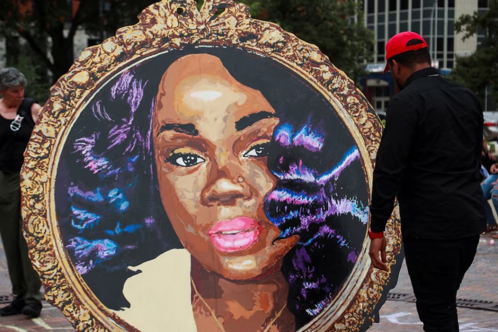  Breonna Taylor’s art is seen in Jefferson Square after the announcement that the FBI arrested and brought civil rights charges against four current and former Louisville police officers for their roles in the 2020 fatal shooting of Breonna Taylor, in Louisville, Kentucky, U.S., August 4, 2022. REUTERS/Amira Karaoud