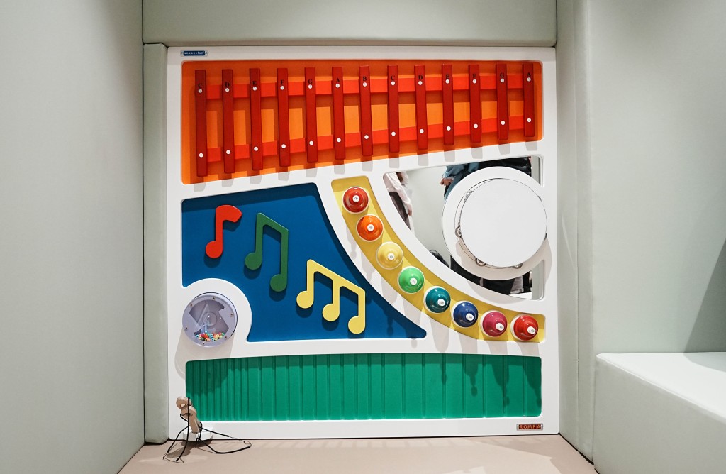 A musical touch panel encourages the use of touch, sight and sound to create different melodies.