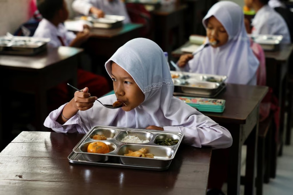 Students eat meals from the free nutritious meals program at a school in Jakarta, Indonesia, January 6, 2025. REUTERS/Willy Kurniawan
