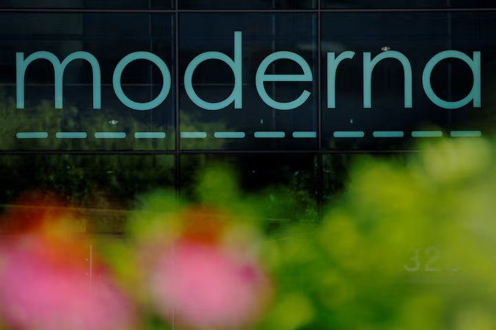 A sign marks the offices of Moderna in Cambridge, Massachusetts, U.S., July 22, 2025. REUTERS/Brian Snyder/File Photo 