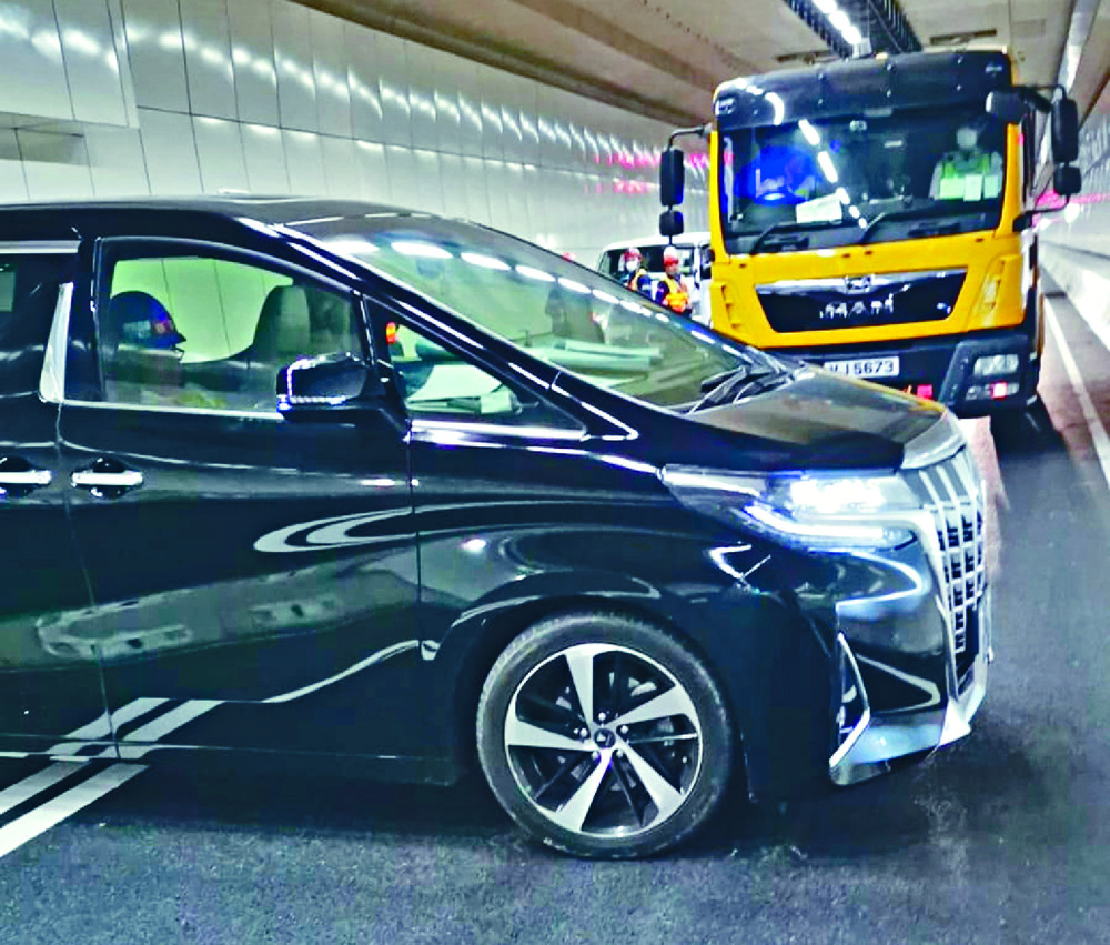 A seven-seater blocks
the tunnel. A seven-seater blocks
the tunnel.