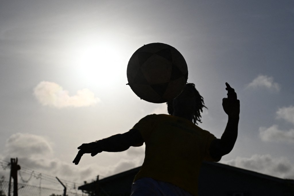 Photo by RAUL ARBOLEDA / AFP  A football player controls the ball during a training session of the Bicentini Foundation football school in the Fuik neighborhood, east of Willemstad, in the Dutch Caribbean, on April 11, 2026.