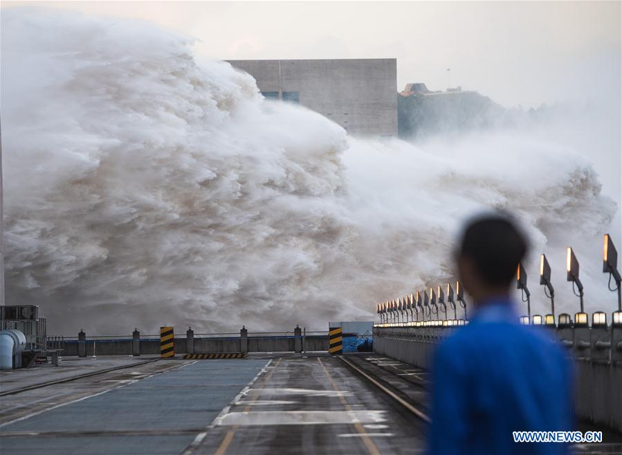 Flloodwater is let out from the Three Gorges Dam in central Hubei province on Sunday. At 8:00 p.m. Sunday, the water level of the reservoir reached a record high of 164.18 meters.