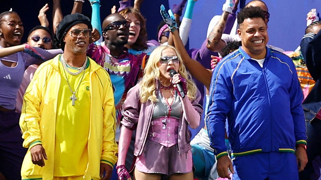 Former Brazil football players Ronaldinho and Ronaldo with Madonna during the half time show / REUTERS