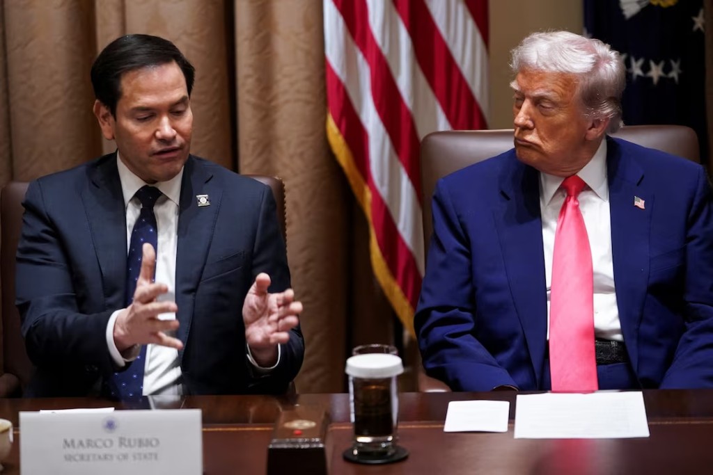  U.S. President Donald Trump listens as Secretary of State Marco Rubio speaks during a cabinet meeting at the White House in Washington, D.C., U.S., April 10, 2025. REUTERS/Nathan Howard