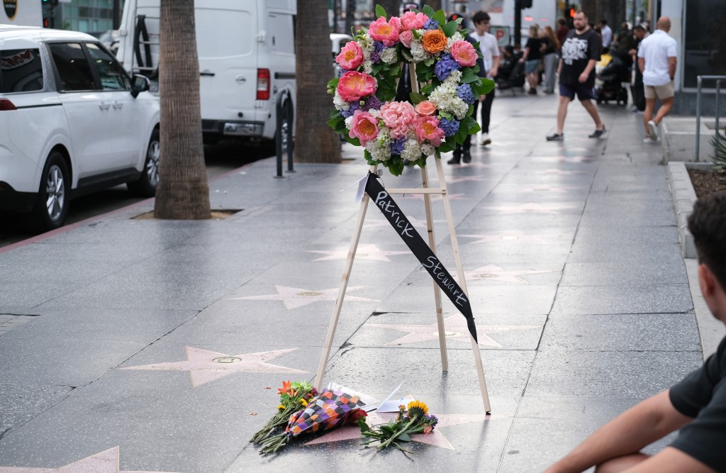 Photo by CHRIS DELMAS / AFP  Flowers are placed on Sir Patrick Stewart's star on the Hollywood Walk of Fame following the announcement of his death, in Hollywood, California, on October 29, 2026.