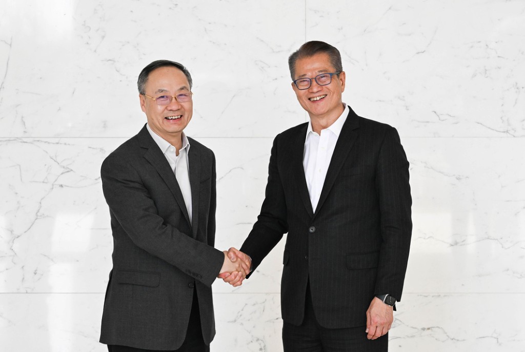 Chan and Minister of National Financial Regulatory Administration Li Yunze. (Source: Chan's blog)