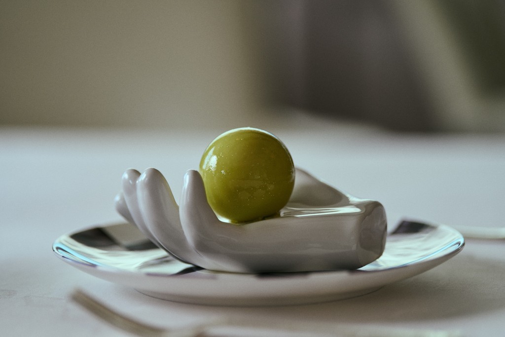 Art in Resonance Pastry Crystal Ball. (Photo courtesy of The Peninsula Hotels)
