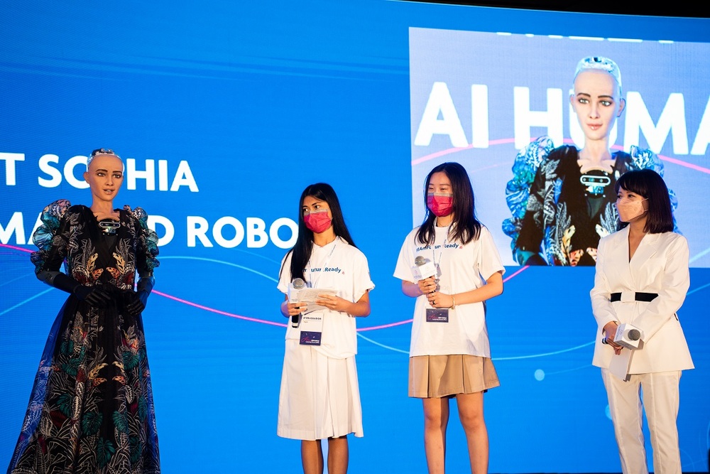 Meet Sophia, the AI Humanoid Robot  Mrs. Jennifer Yu Cheng and 2 teen students spoke with Sophia, the AI Humanoid Robot.