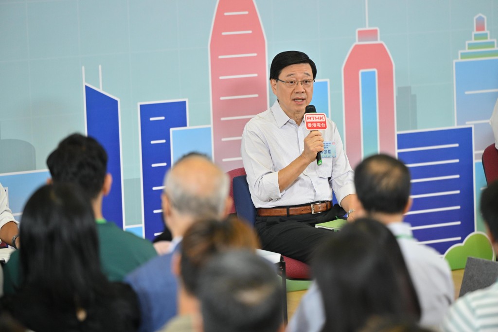 Chief Executive John Lee Ka-chiu revealed earlier that owners who have signed the 'Letter of Acceptance' account for 92 percent of the total Chief Executive John Lee Ka-chiu revealed earlier that owners who have signed the 'Letter of Acceptance' account for 92 percent of the total