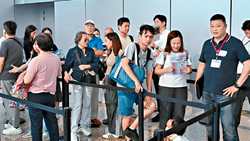 The queue for Headland Residences units shows increasing interest. SING TAO