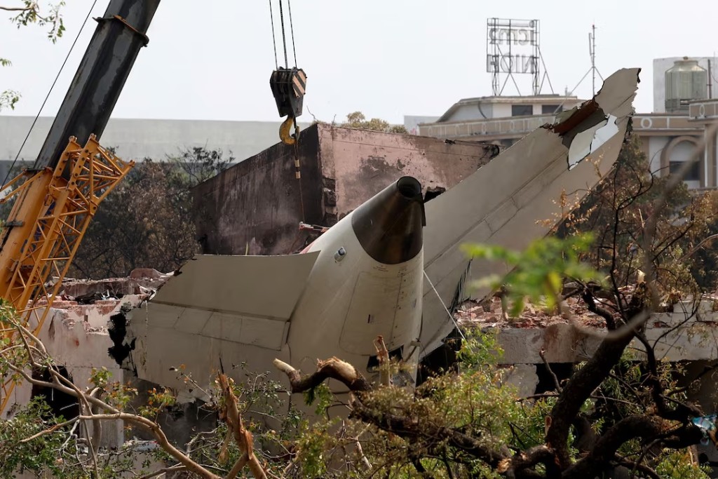  A crane removes the wreckage of the Air India Boeing 787-8 Dreamliner aircraft, which crashed during take-off from an airport, in Ahmedabad, India June 14, 2025. REUTERS/Amit Dave/File Photo 