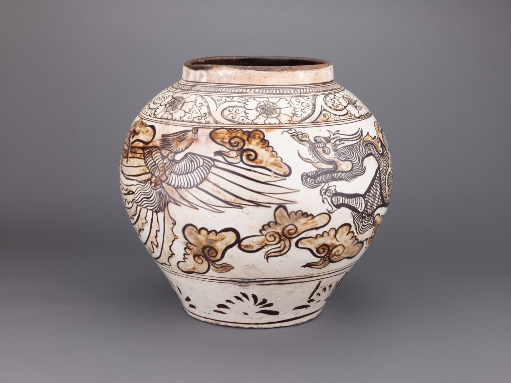 Jar with dragon and phoenix design in underglaze brown. (CUHK)