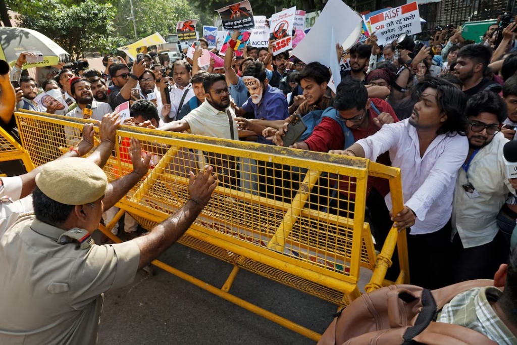 Demonstrators push against a police barricade during a protest demanding the resignation of India's Chief Election Commissioner Gyanesh Kumar, in New Delhi, India, October 3, 2026. REUTERS/Adnan Abidi/File Photo 