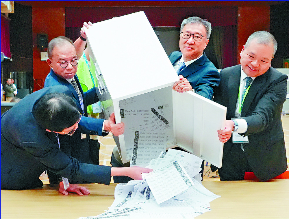Current ballot boxes protect voters' rights to cast a blank vote, according to lawmakers.
SING TAO Current ballot boxes protect voters' rights to cast a blank vote, according to lawmakers.
SING TAO