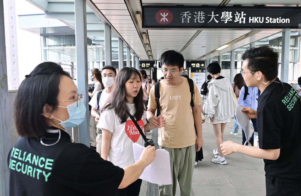 Tourists are asked for bookings by security staff before being allowed in at the HKU campus. Many are turned away. SING TAO