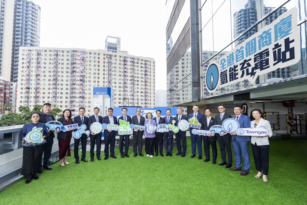 Don Cheng (7th from left), and Judy Chan (centre). Towngas