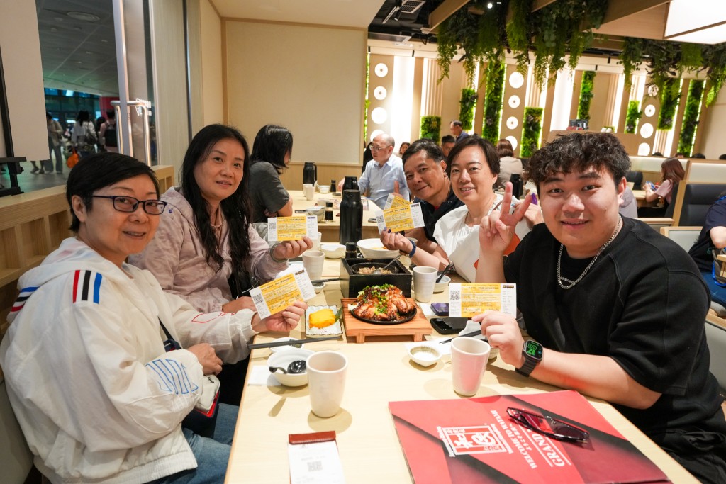 Mr. Xie, a fan from Guangzhou, brought his family along to enjoy the concert in Hong Kong.