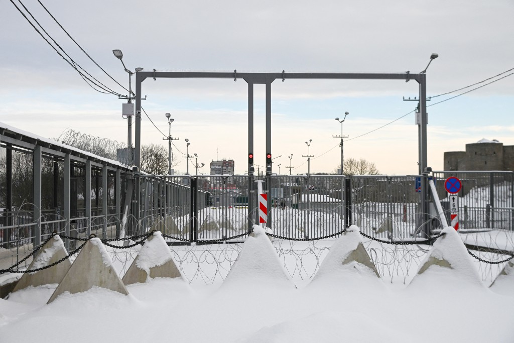 Photo by STR / AFP  Anti-tank barriers known as “dragon’s teeth” and barbed wire are installed on the border bridge in Narva on the Estonian-Russian border on January 15, 2026.