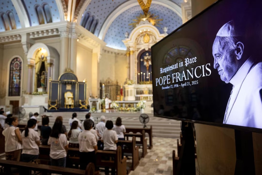 Filipinos attend mass for Pope Francis, hours after his death was announced by the Vatican, at the Cubao Cathedral in Quezon City, Philippines, April 21, 2025. REUTERS/Eloisa Lopez 