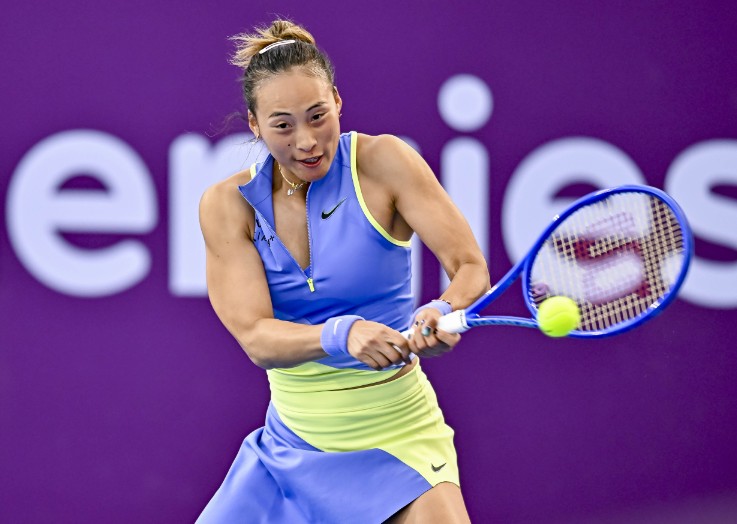 Zheng Qinwen defeated Sofia Kenin in three sets in her first match since October.  XINHUA