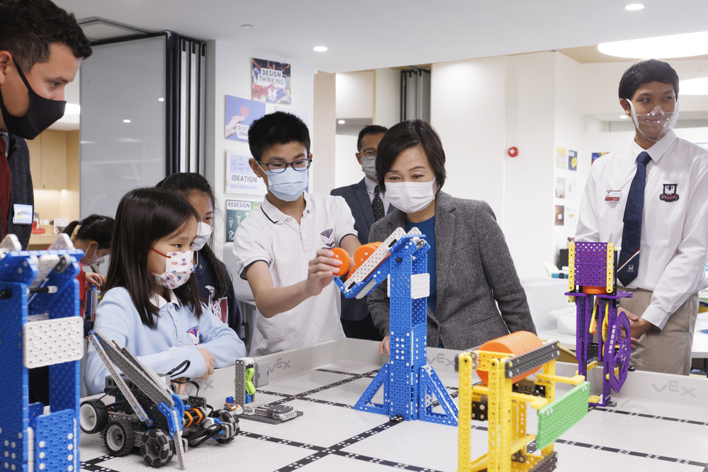 Dr. Choi Yuk-lin visiting Innovation Hub