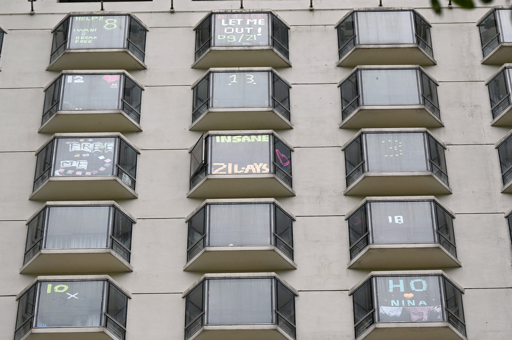 Messages posted on windows by quarantined guests at a hotel in Hong Kong in Sept. 2021. (Bloomberg) Messages posted on windows by quarantined guests at a hotel in Hong Kong in Sept. 2021. (Bloomberg)