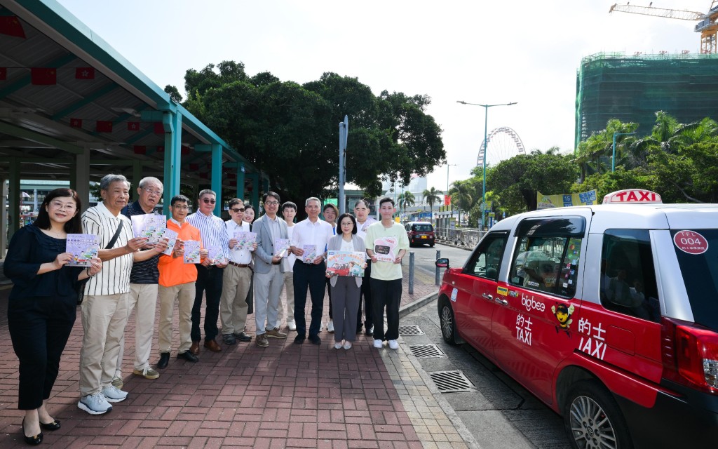  Commissioner for Transport and Chairman of the Committee on Taxi Service Quality Winnie Tse (front row, second right) led committee members and taxi trade representatives to call on taxi drivers to uphold service standard. (Source:GIS)