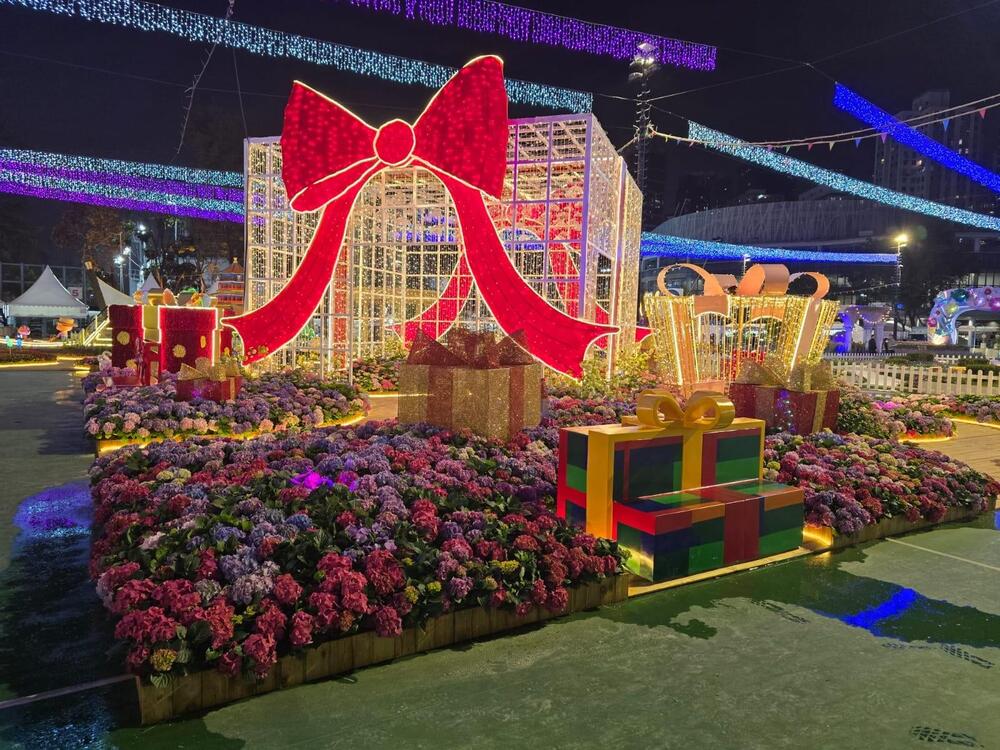  Photo shows floral display, A Gifts of Nature. As night falls, the display is illuminated with soft lights, creating a romantic ambiance.