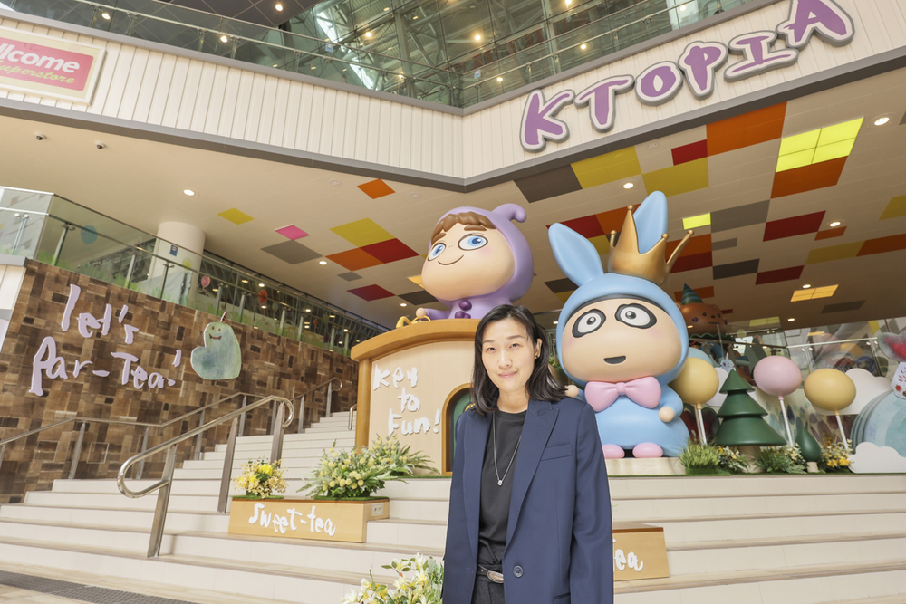 Renowned local artist b.wing introduces the ‘Key to Fun’ campaign concept with her much-loved signature character A boy, plus an assortment of new characters, to celebrate Kai Tin Shopping Centre’s fresh new look. Renowned local artist b.wing introduces the ‘Key to Fun’ campaign concept with her much-loved signature character A boy, plus an assortment of new characters, to celebrate Kai Tin Shopping Centre’s fresh new look.