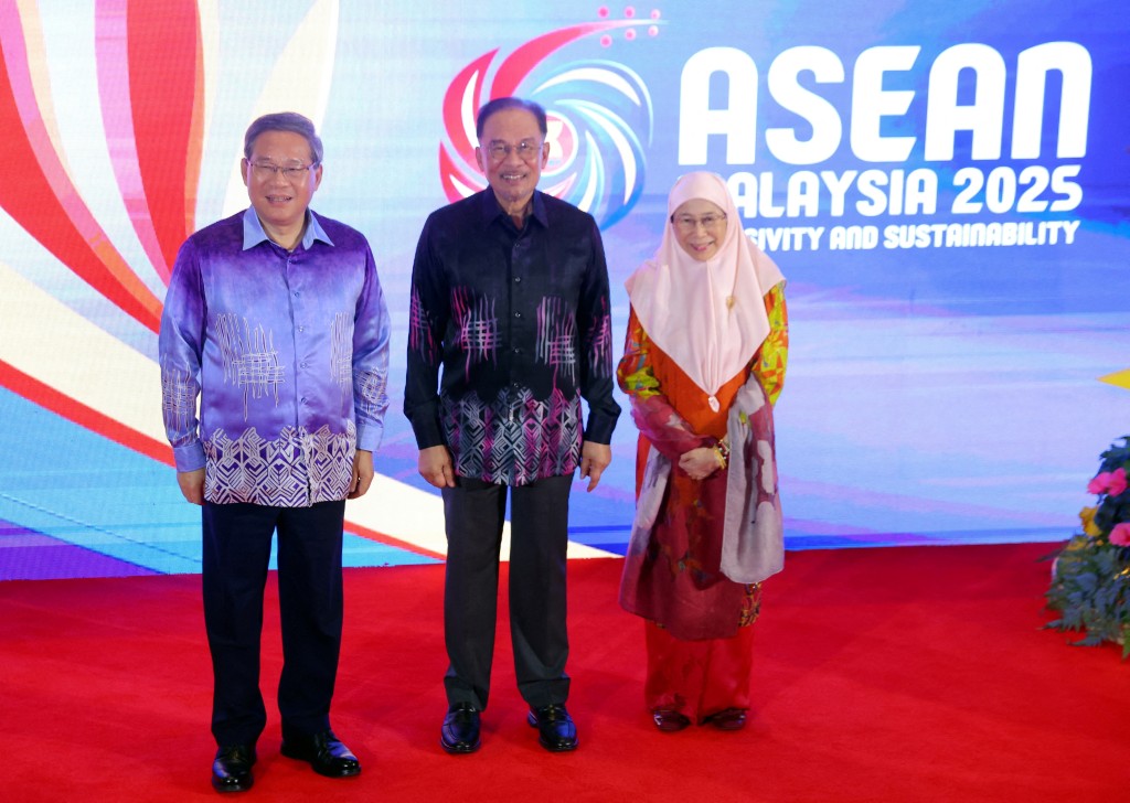 Malaysia's Prime Minister Anwar Ibrahim and his wife Wan Azizah Wan Ismail pose with Chinese Premier Li Qiang before a gala dinner for the 46th Association of Southeast Asian Nations (ASEAN) Summit in Kuala Lumpur, Malaysia, 26 May 2025. (Reuters)