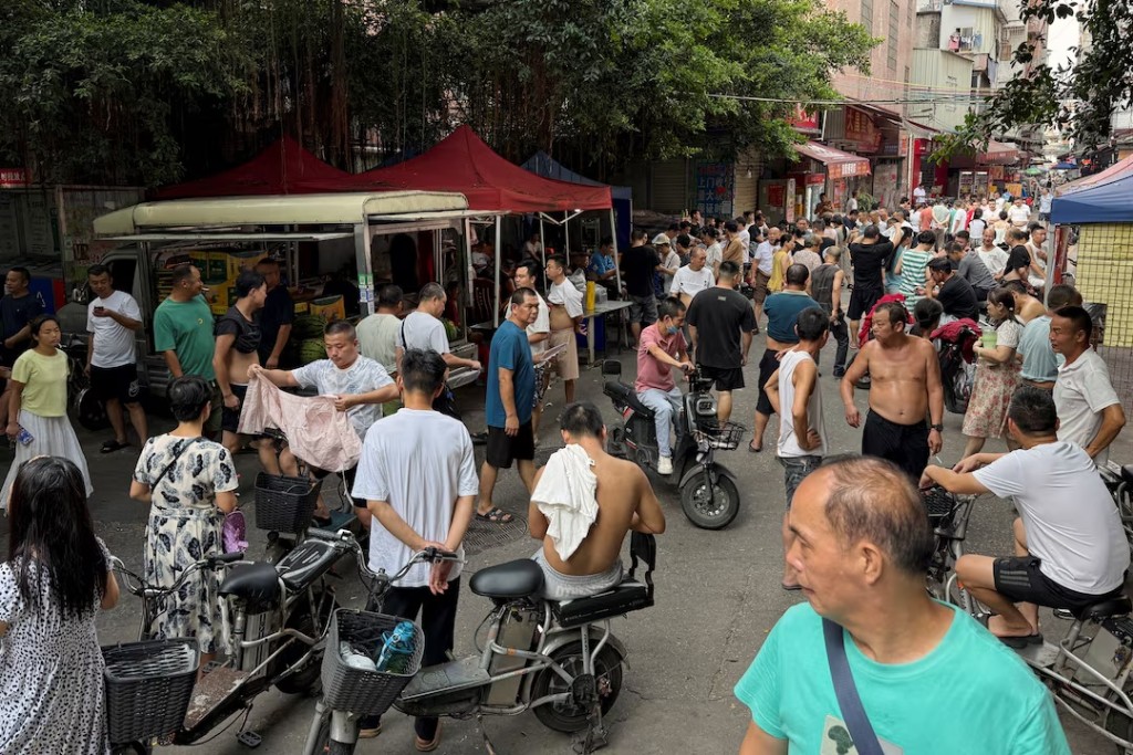 People crowd a street near a short-term labour market at Datang village in Guangzhou, Guangdong province, China July 27, 2025. REUTERS/David Kirton 