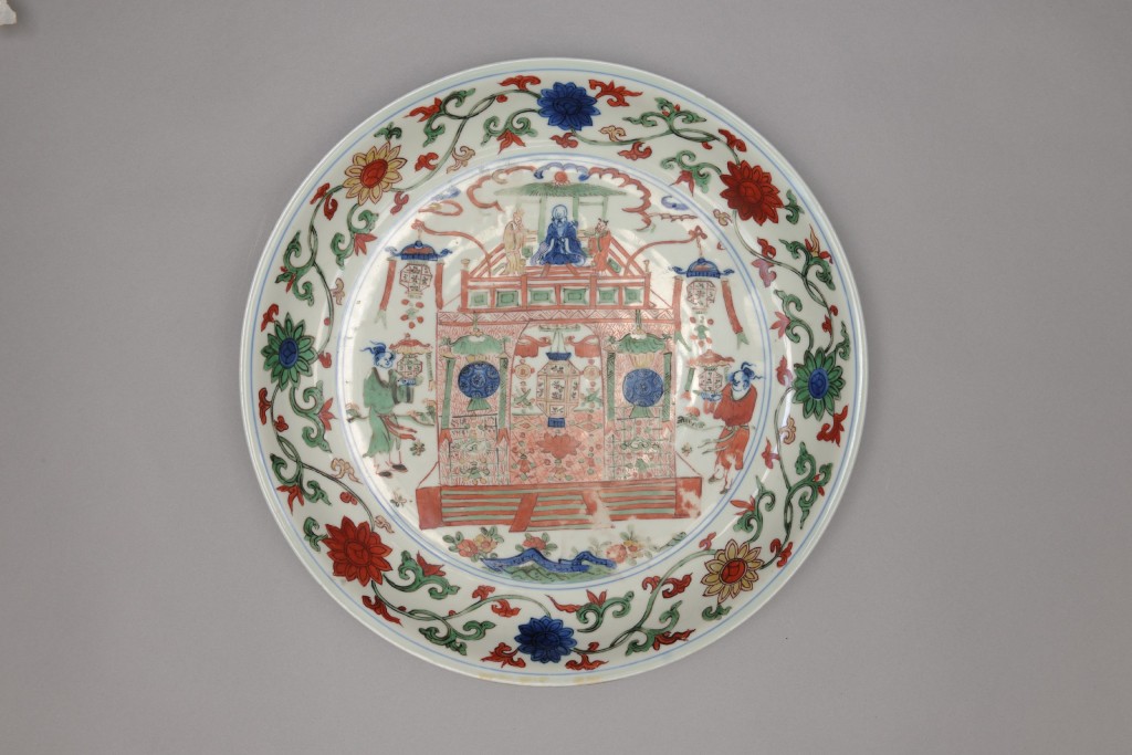 Dish with figures in the pavilion Imperial Kilns, Jingdezhen, Jiangxi province Ming dynasty, Wanli period (1573–1620) Porcelain with underglaze cobalt blue and overglaze enamels The Palace Museum