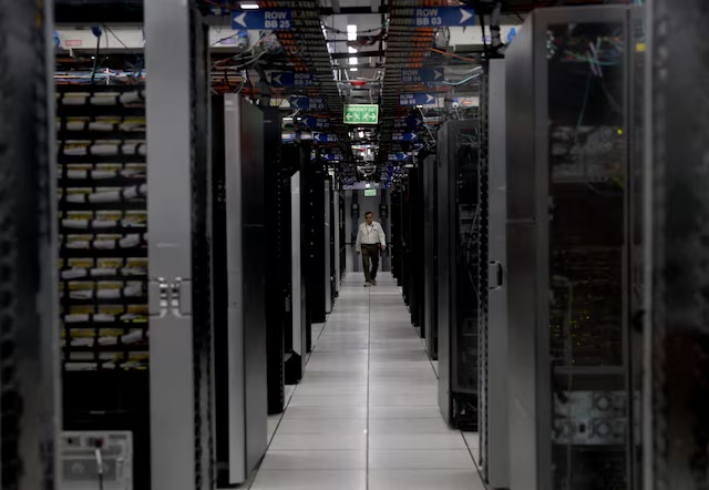 An employee walks through a data centre of Hewlett Packard Enterprise (HPE) inside its office building in Bengaluru, India, May 29, 2026. REUTERS/Priyanshu Singh/File Photo