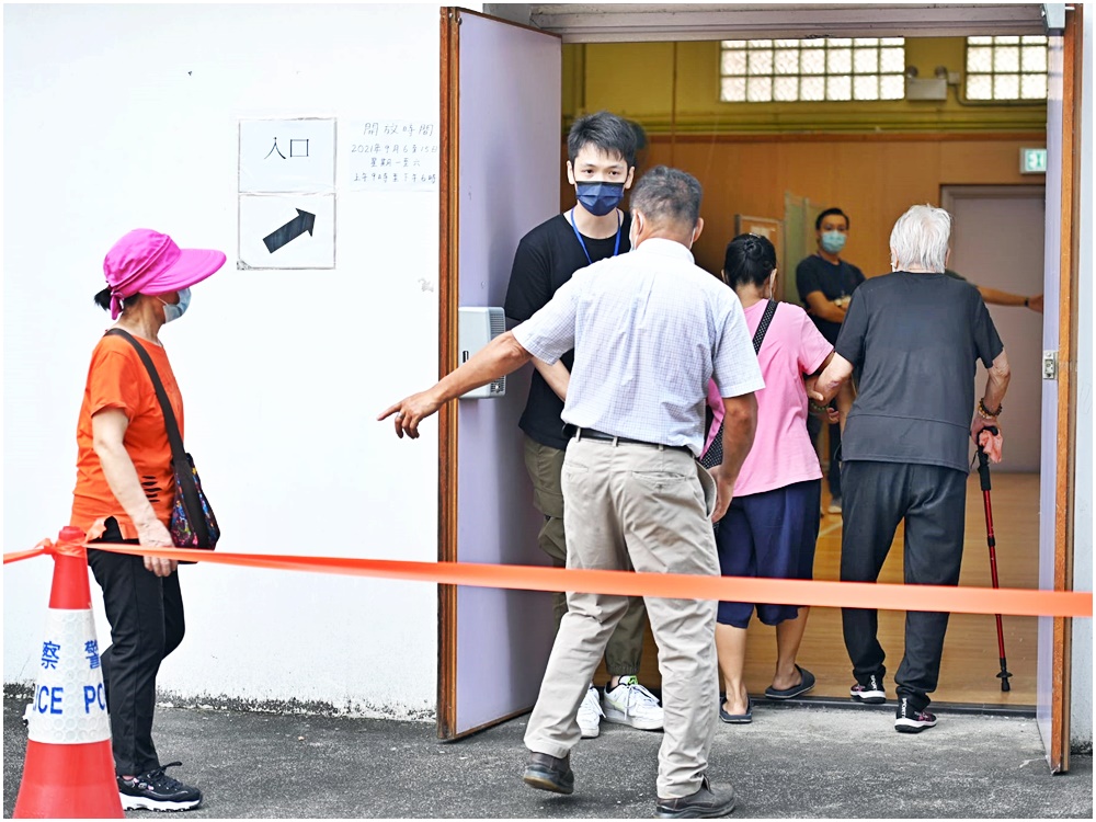 The three new centers were not crowded this morning and people can enter without queuing. The three new centers were not crowded this morning and people can enter without queuing.