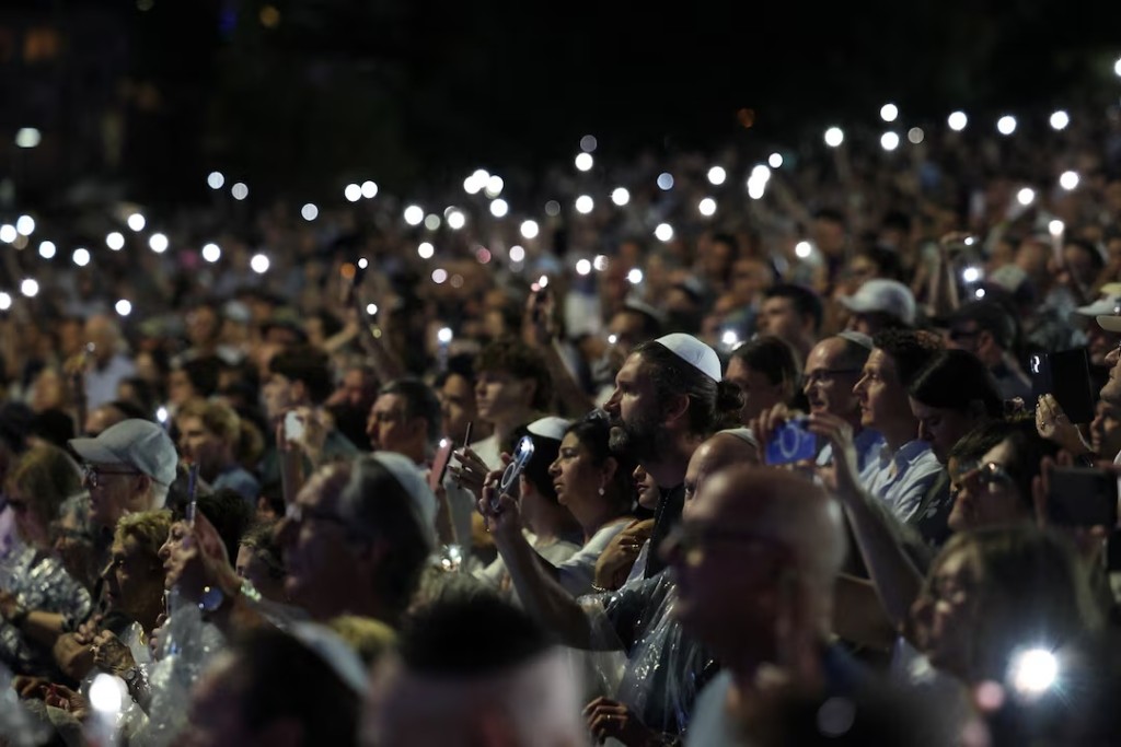  People attend the ‘Light Over Darkness’ vigil honouring victims and survivors of a deadly mass shooting during a Jewish Hanukkah celebration at Bondi Beach on December 14, in Sydney, Australia, December 21, 2025. REUTERS/Hollie Adams
