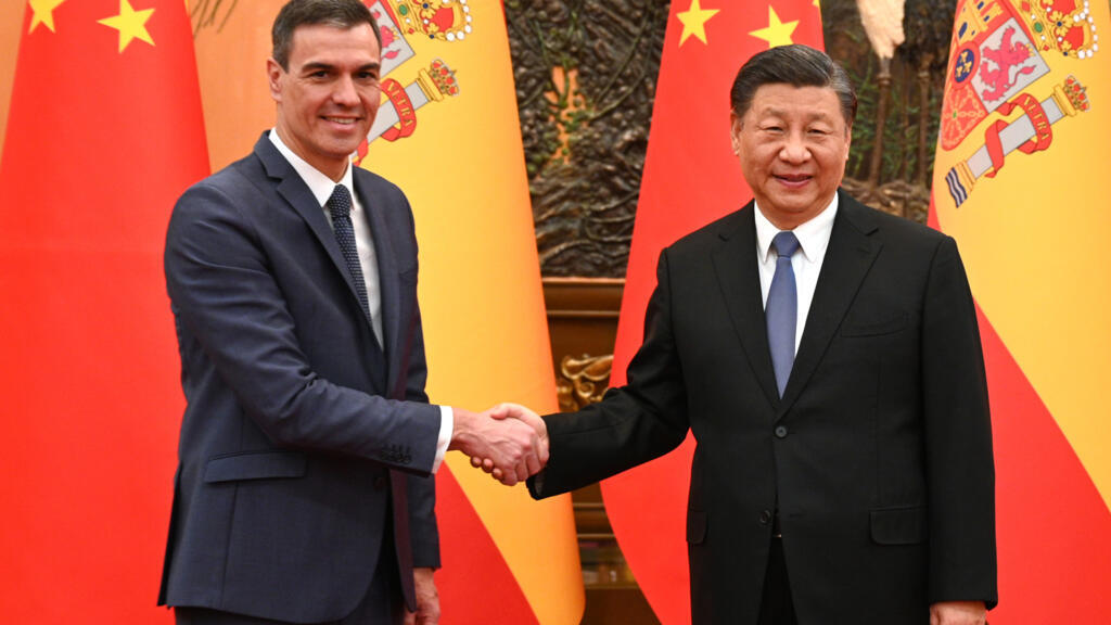 Spain's Prime Minister Pedro Sanchez (L) shakes hands with Chinese President Xi Jinping (R) in Beijing during a visit in 2023 © Borja Puig de la Bellacasa / LA MONCLOA/AFP