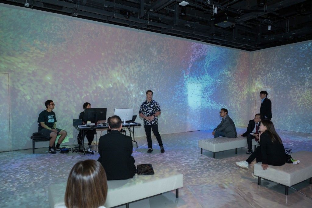Rosanna Law learns about the education and research functions and application scenarios of the Jockey Club White Box Experimental Space at HKBU. Rosanna Law learns about the education and research functions and application scenarios of the Jockey Club White Box Experimental Space at HKBU.