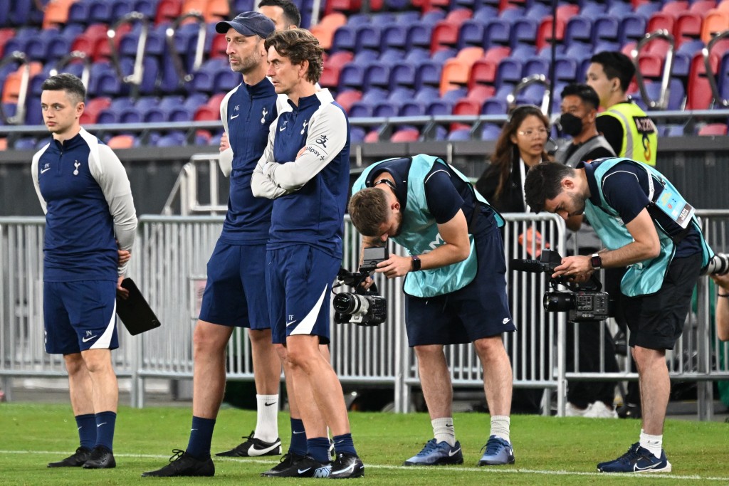 Tottenham Hotspur head coach Thomas Frank (C) watches his team during a training session at the Kai Tak Stadium in Hong Kong on July 29, 2025, ahead of a friendly exhibition football match against Arsenal which will be played on July 31. (AFP)