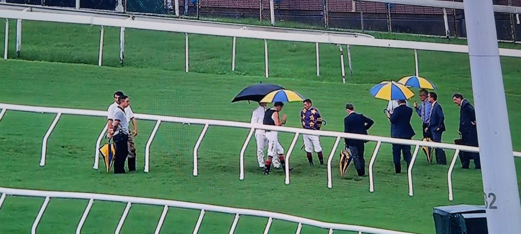 Racing officials and jockeys check a section of the track at Sha Tin before deciding the final two races should not go ahead (Sing Tao) 