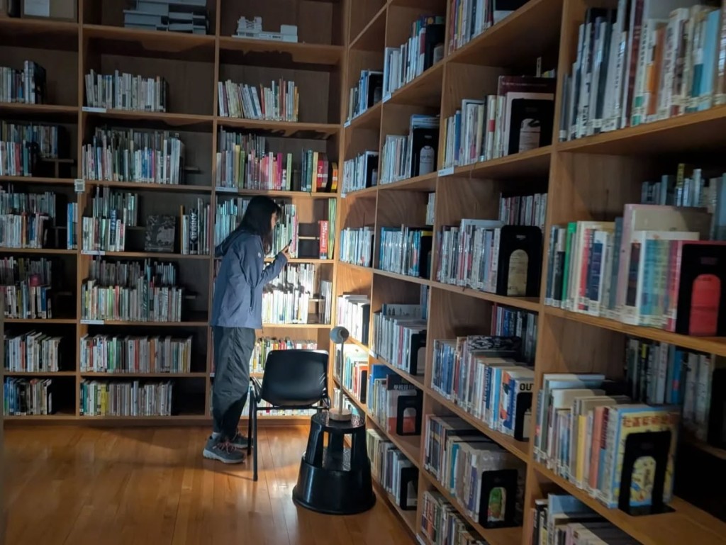 Students used mobile phone flashlights to search for books in the library.  FB/HKICC Lee Shau Kee School of Creativity