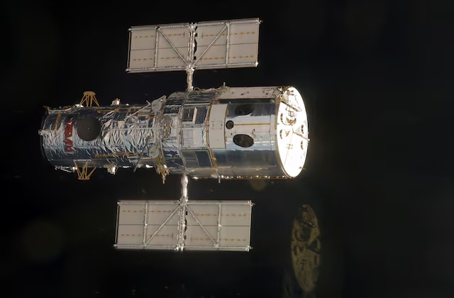 This photo taken May 13, 2009 shows the Hubble Space Telescope prior to its grapple by the space shuttle Atlantis's robot arm. REUTERS/NASA /File Photo