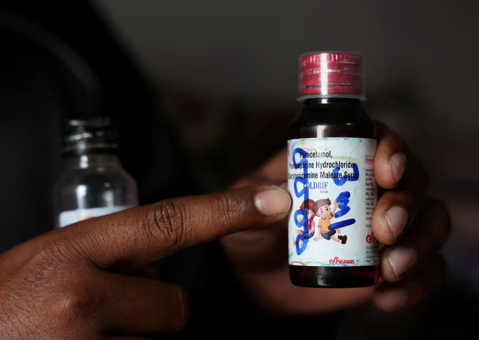  Saddam Mansuri shows a bottle of Coldrif cough syrup, which has been linked to the deaths of multiple children and which he had been giving to his one-year-old child, in Parasia, Madhya Pradesh, India, October 10, 2025. REUTERS/Priyanshu Singh/File Photo 