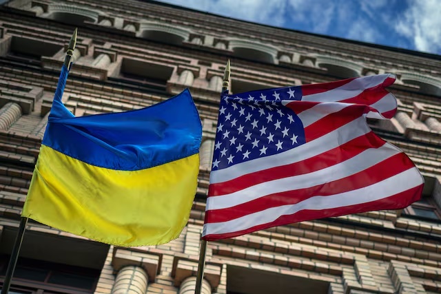 The Ukrainian and U.S. national flags fly outside a building, amid Russia's attack on Ukraine, in Kyiv, Ukraine, May 12, 2025. REUTERS/Thomas Peter 