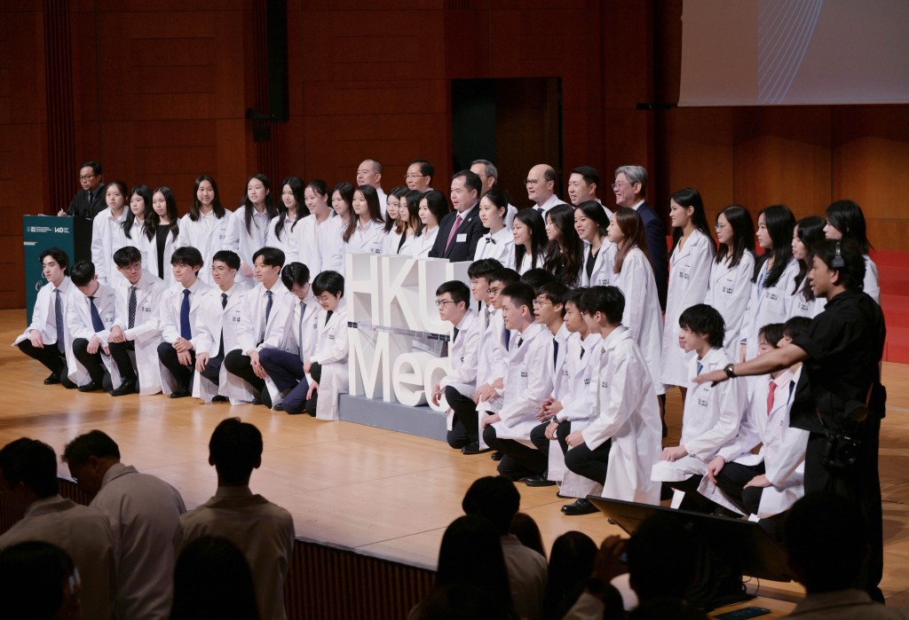 St. Paul's Co-educational College had over 40 students admitted to HKUMed this year; they took a large group photo together after the ceremony.