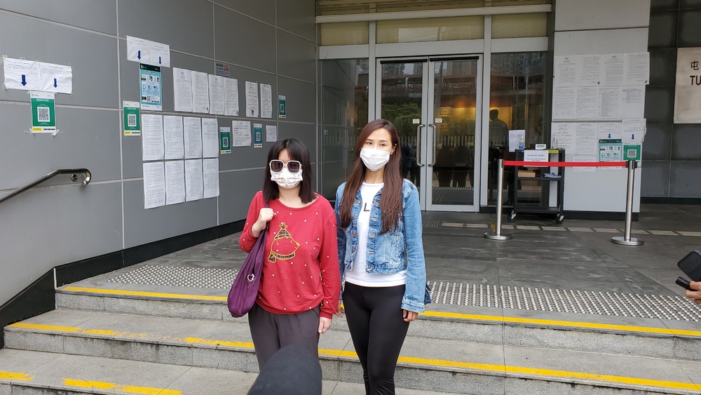 Sit Ying-yi, left, seen with her manager, leaves court after being granted bail. Left: a video grab from the lift incident showing Sit's leg up. SING TAO Sit Ying-yi, left, seen with her manager, leaves court after being granted bail. Left: a video grab from the lift incident showing Sit's leg up. SING TAO