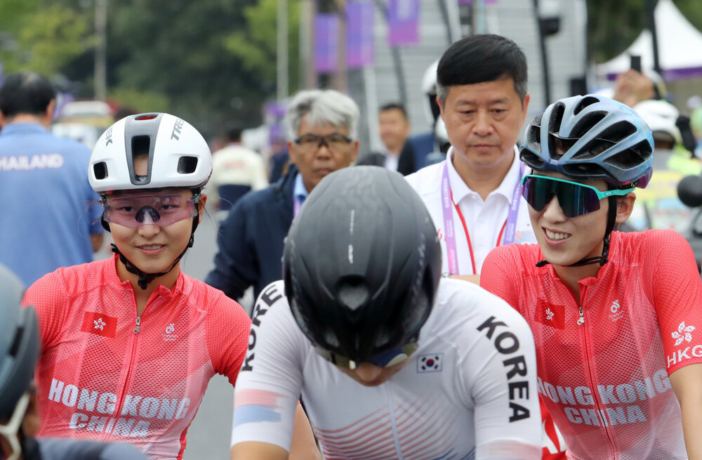 Hong Kong cyclist Yang Qianyu (left) took gold in the women’s road race, while her teammate Ceci Lee Sze-wing finished in eighth.