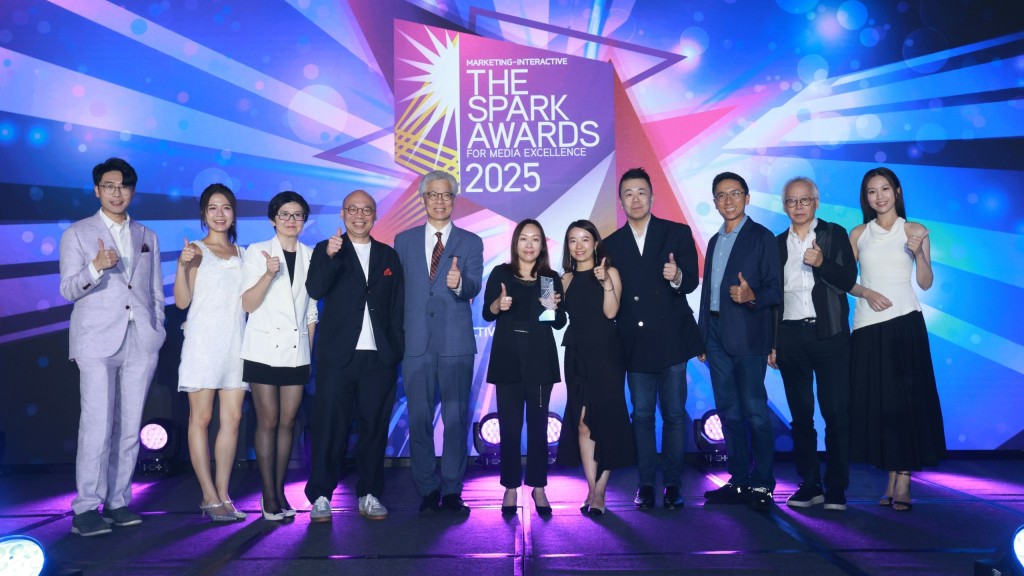 TVB was awarded Media of the Year. Mr. Siu Sai Wo, General Manager (Business Operations) of TVB (Fifth left), and the TVB marketing and sales team joined client representatives from HSBC and Standard Chartered Bank to celebrate collaborative success.